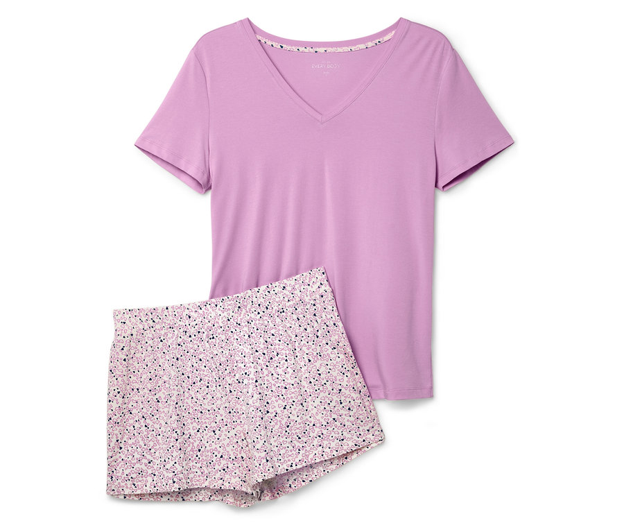 Fialové tričko s krátkým rukávem a šortky s potiskem.