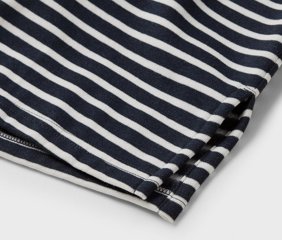 Detail modro-bílého pruhovaného oblečení.