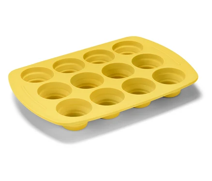 Žlutá silikonová forma na muffiny s dvanácti prohlubněmi uspořádanými v obdélníku.