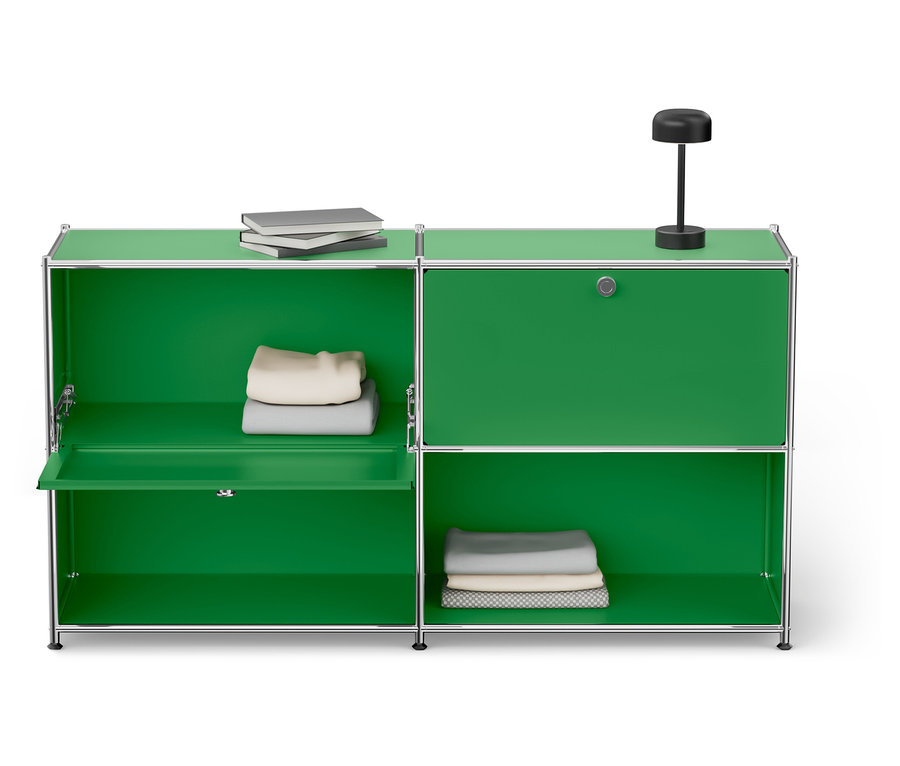 Zelená skříňka se stříbrným rámem se dvěma policemi a knihami, lampou a složeným oblečením.