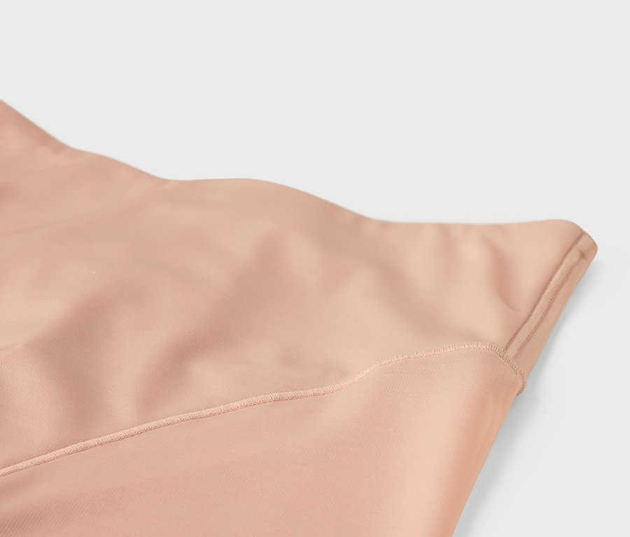 Detail béžové látky se švem.