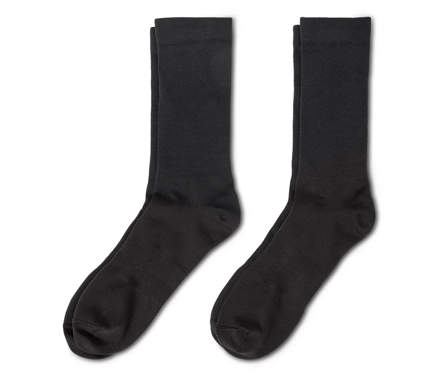 Dvě černé ponožky leží vedle sebe na bílém pozadí.