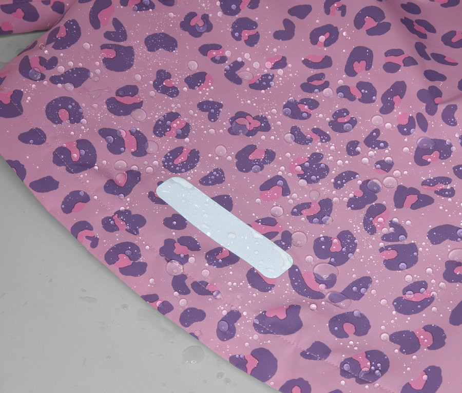 Detail růžové látky s fialovým leopardím vzorem a kapkami vody a bílým reflexním pruhem.