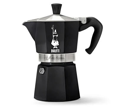 Černý kávovar Bialetti Moka Express na bílém pozadí.