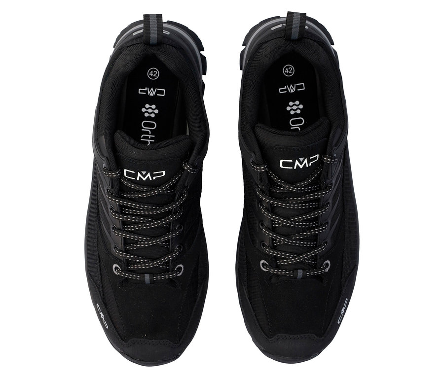 Pohled shora na pár černých trekových bot CMP se šňůrkami.