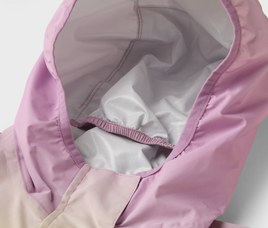 Detail kapuce fialové pláštěnky s bílou podšívkou.