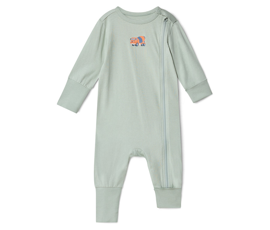 Světle zelený dětský overal s dlouhým rukávem a zipem na boku. Na hrudi je malá ilustrace oranžové míchačky na beton.