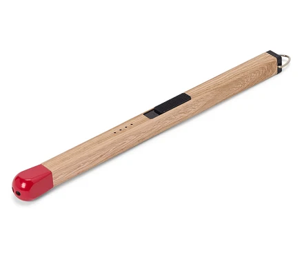 Zapalovač ve tvaru zápalky s červenou hlavičkou a posuvným knoflíkem leží diagonálně na bílém pozadí.