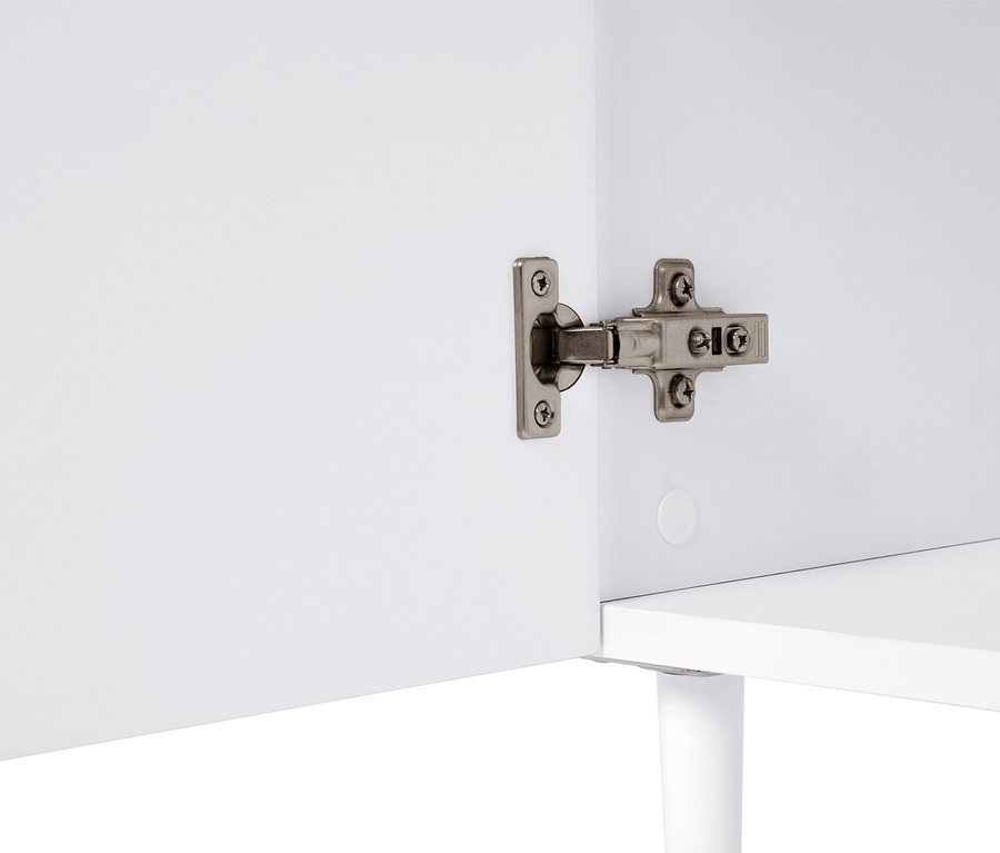 Detailní záběr skříňky se stříbrným závěsem.