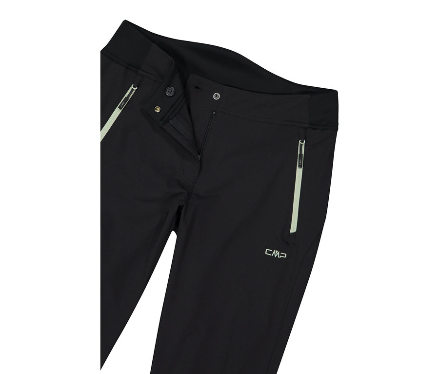 Detailní záběr na černé kalhoty CMP, částečně rozepnuté, s viditelným zipem a kapsami.