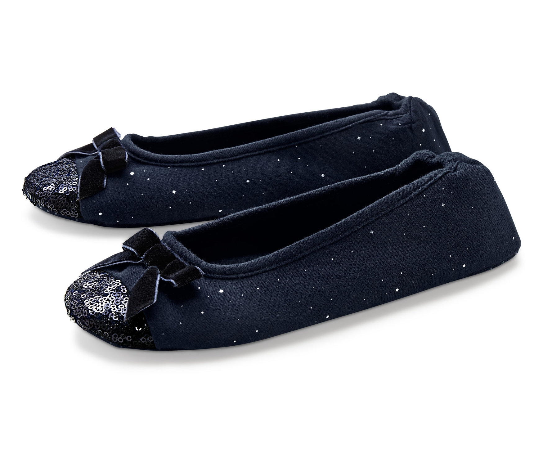 Dvoje domácí baleríny na bílém pozadí.