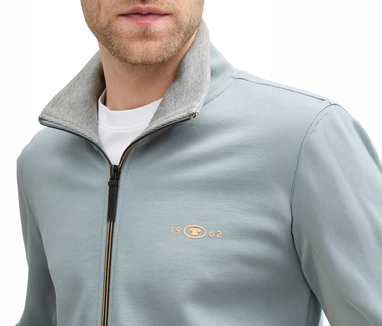 Detail muže v mikině se stojáčkem Tom Tailor, Grey Mint, rozepnutý zip, šedý límec.