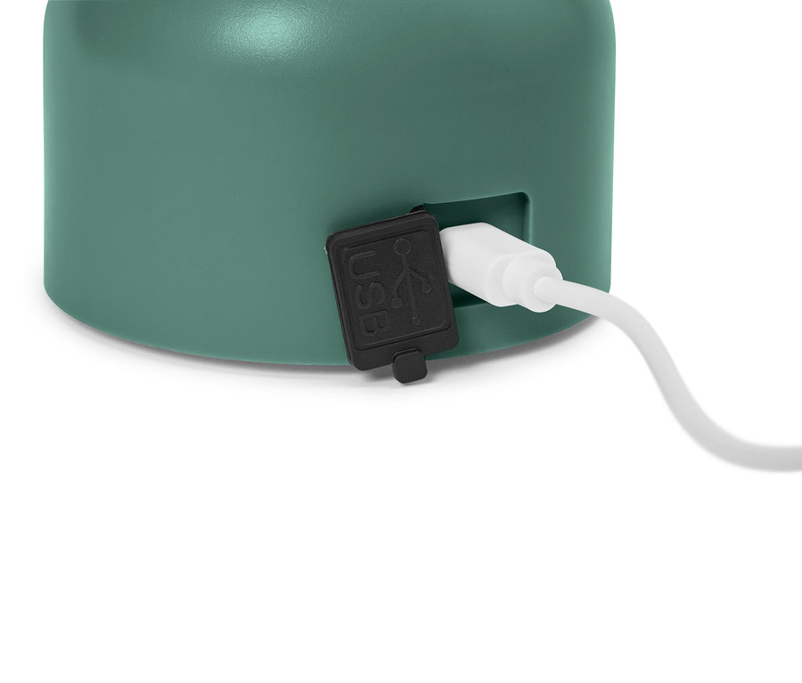 Detailní záběr mátově zeleného zařízení se zapojeným USB kabelem.
