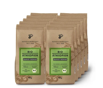 Deset hnědých balení kávy Bio Etiopia zrnková káva 250 g, naskládaných za sebou.