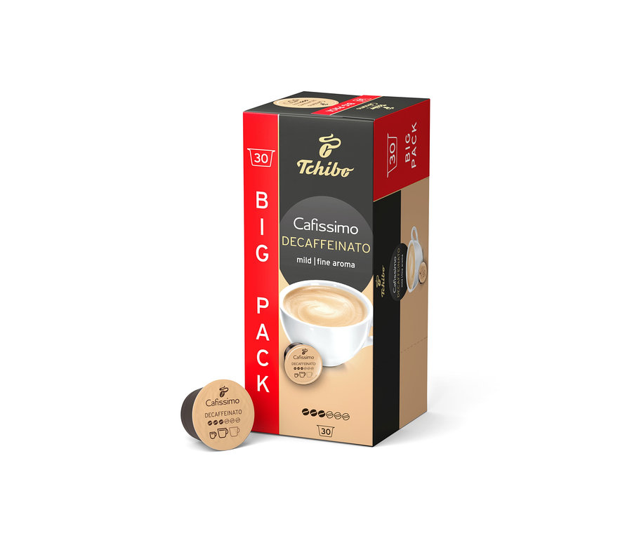 Svisle stojí balení Tchibo Cafissimo Decaffeinato - 30 kapslí. Vedle leží kapsle.