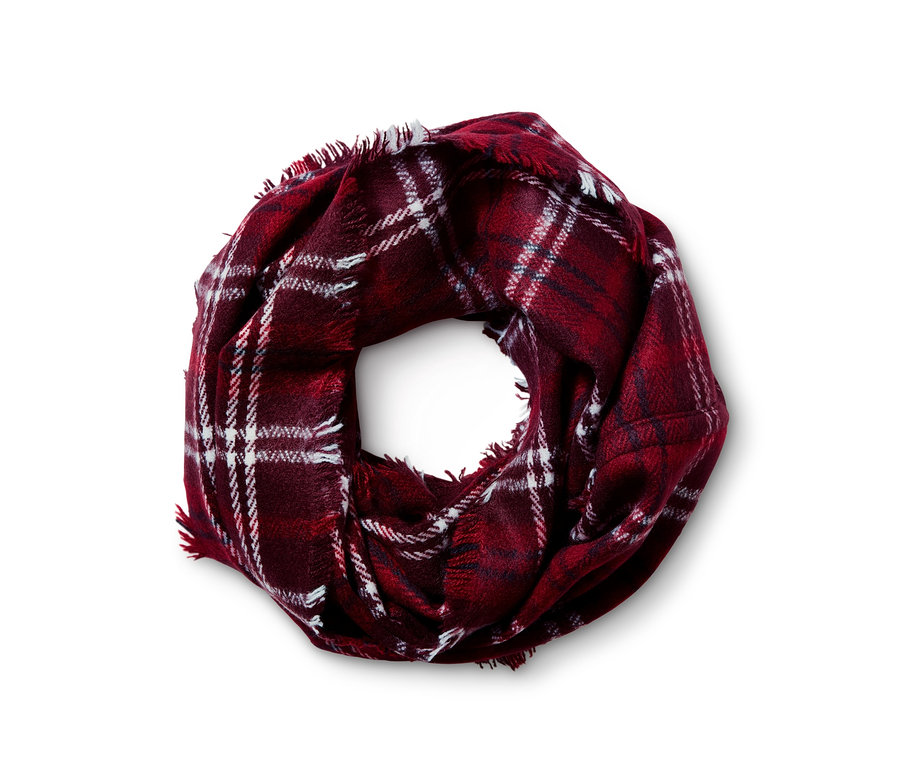 Detail kruhové šály s kostkovaným vzorem v odstínech červené a bílé.