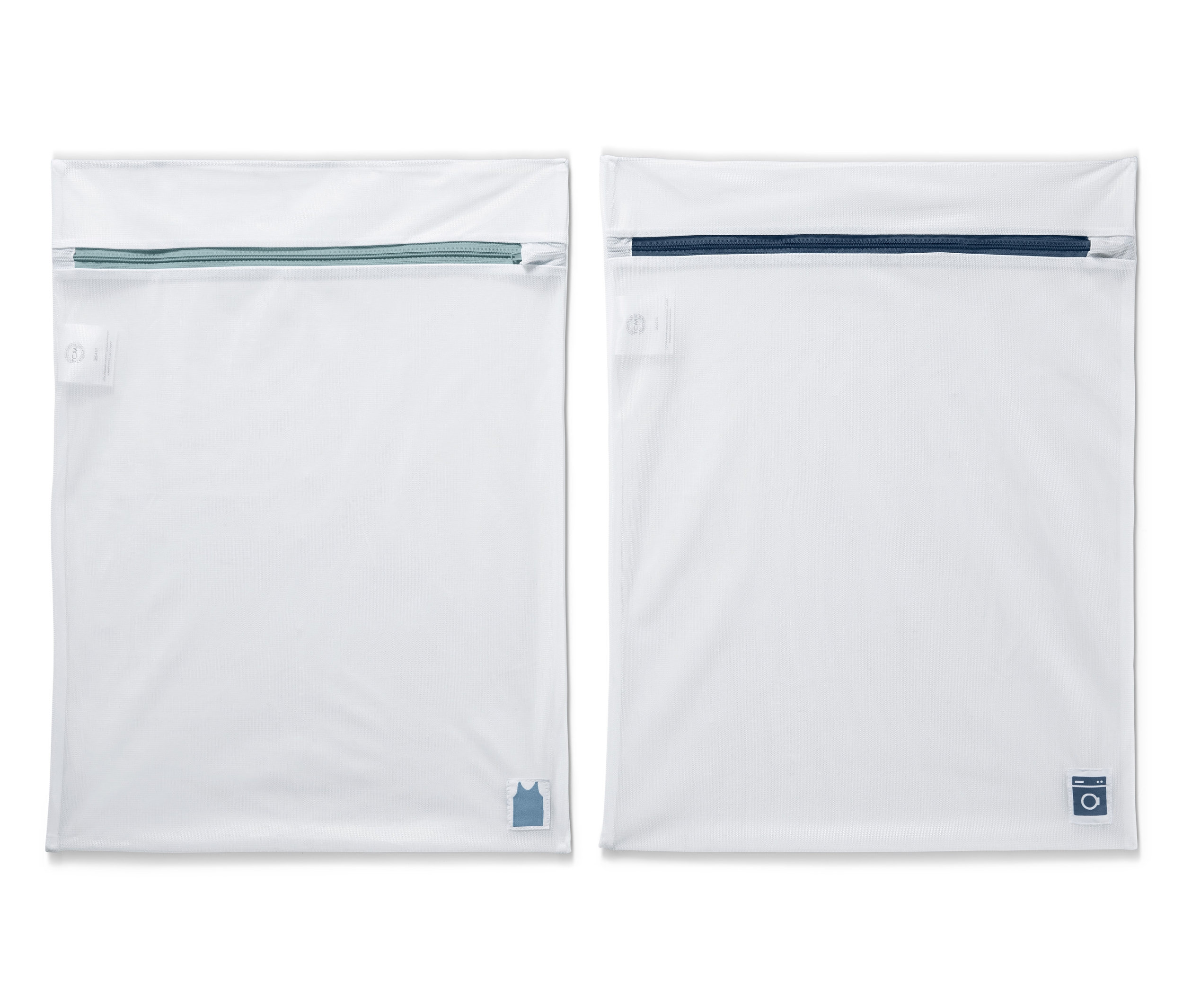 Dva bílé cestovní sáčky na prádlo.