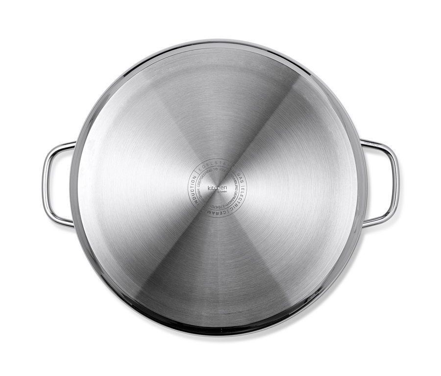 Detailní pohled shora na XL hrnec z ušlechtilé oceli s držadly po stranách na bílém pozadí.