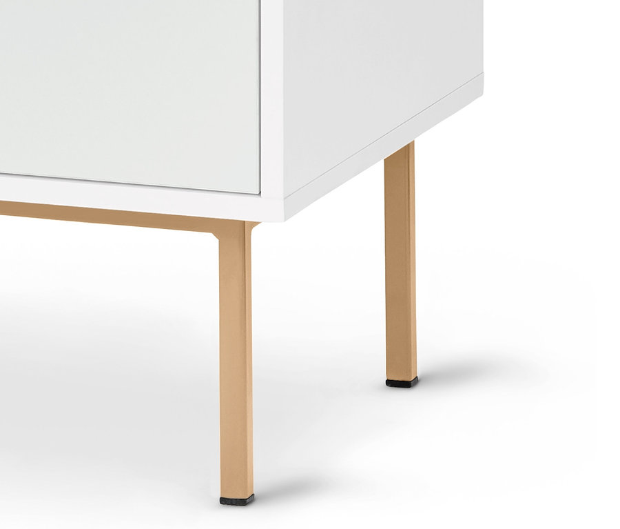 Detail bílé odkládací skříňky s vysokým leskem a zlatými nohami.