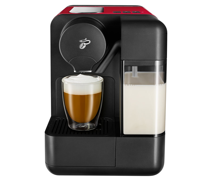 Černý kávovar Cafissimo milk, červený, s šálkem cappuccina.