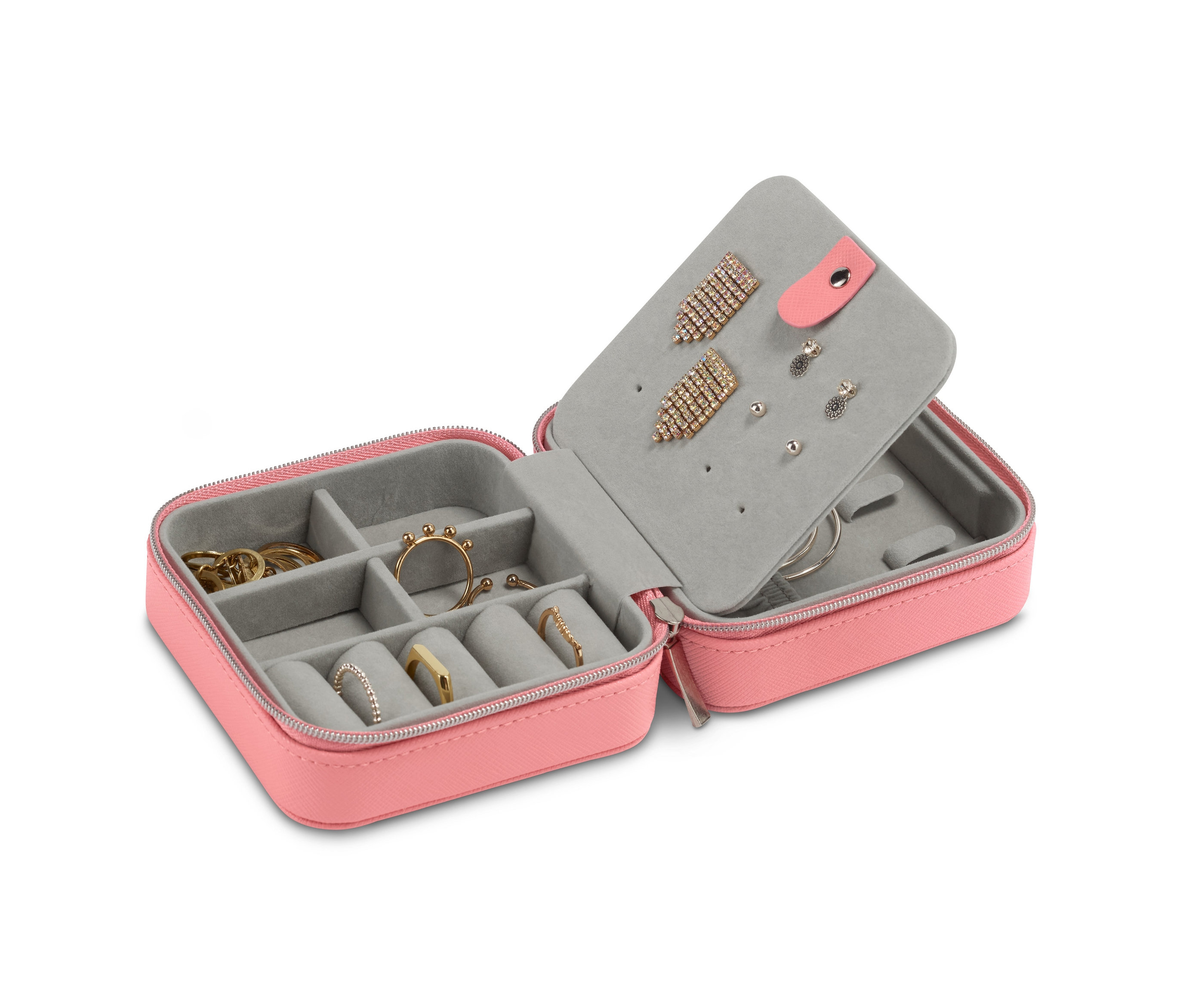 Otevřený cestovní box na šperky růžové barvy s různými šperky uvnitř.
