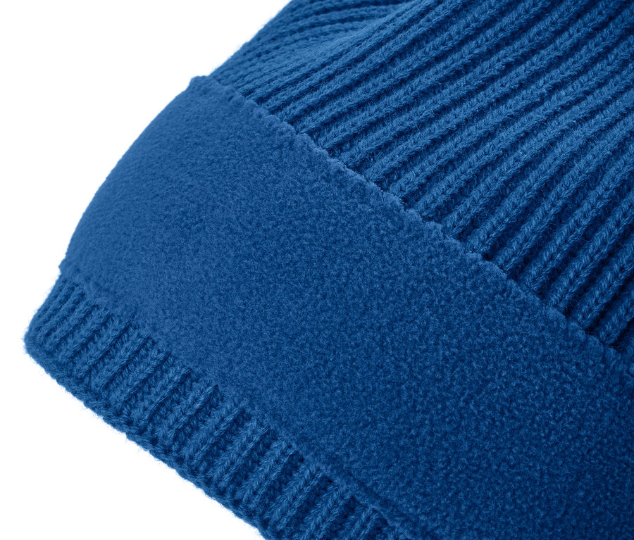 Detail modré čepice beanie.