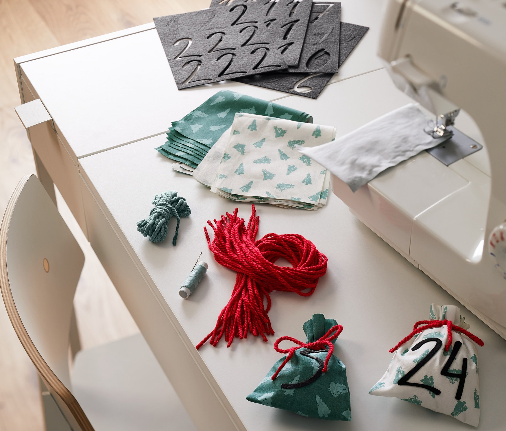 Na stole leží sada na šití »Látkový adventní kalendář«.