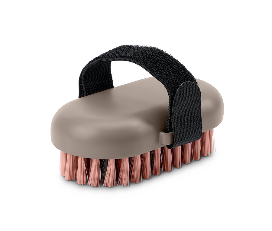 Kartáč na krátkou srst s hnědou rukojetí a černým popruhem.