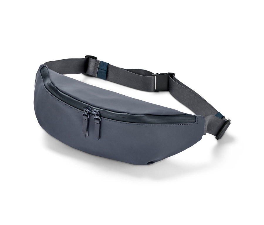 Modrá ledvinka se dvěma zipy a šedým popruhem.