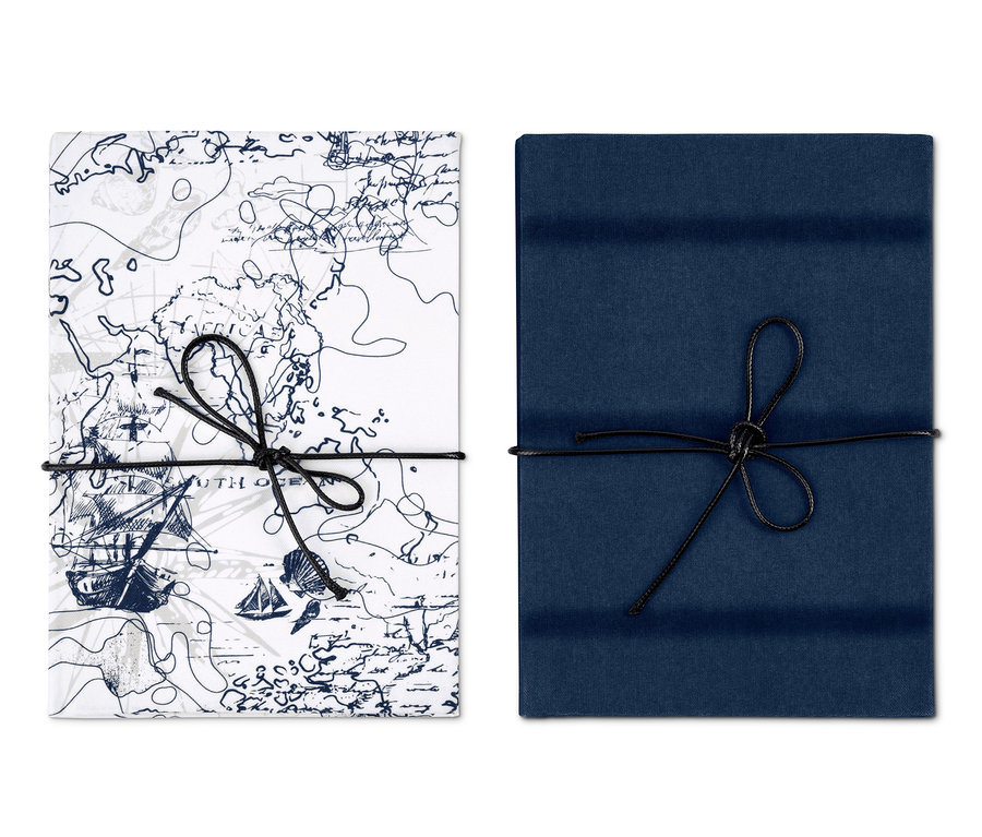 Dva poznámkové bloky svázané provázkem. Jeden blok má potisk mapy, druhý je tmavě modrý.