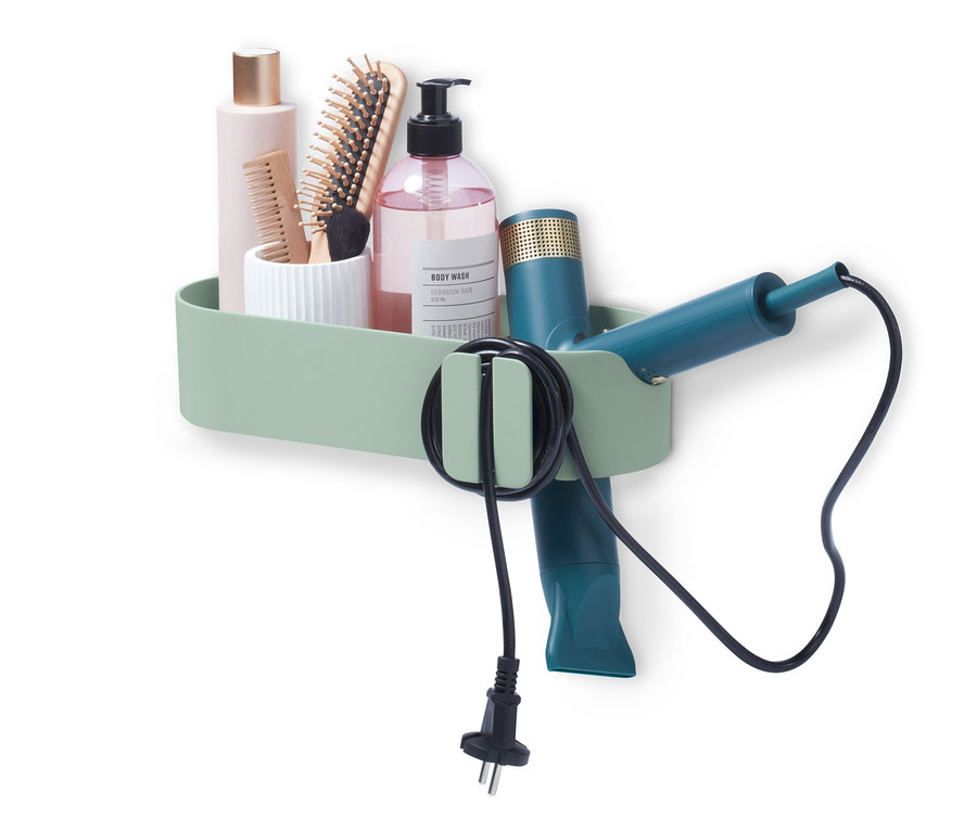 Zelený koupelnový organizér s hřebeny, lahví tělového mýdla a fénem.