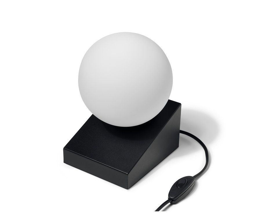 Stolní lampa Skleněná koule s černou základnou a vypínačem na kabelu.