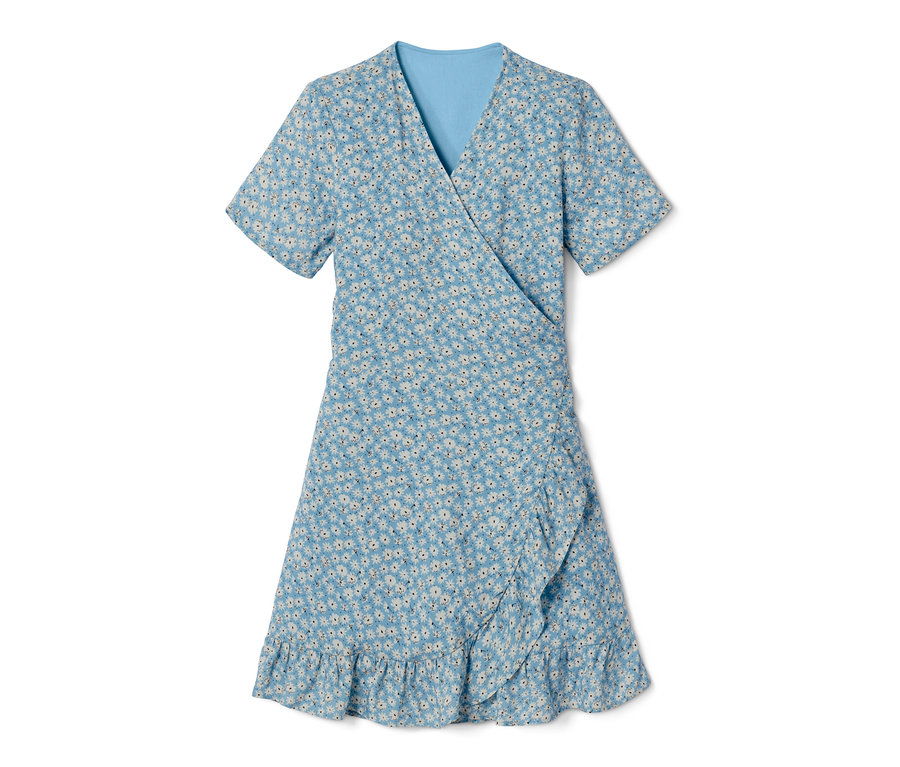 Modré zavinovací šaty s květinovým potiskem.