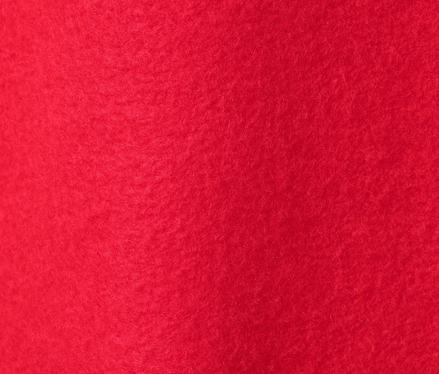 Detail červených teplákových šatů.
