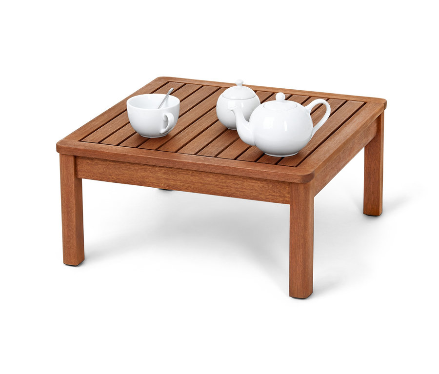 Na zahradním lounge stolku cca 62 x 62 cm stojí bílý šálek se lžičkou, cukřenka a konvice.