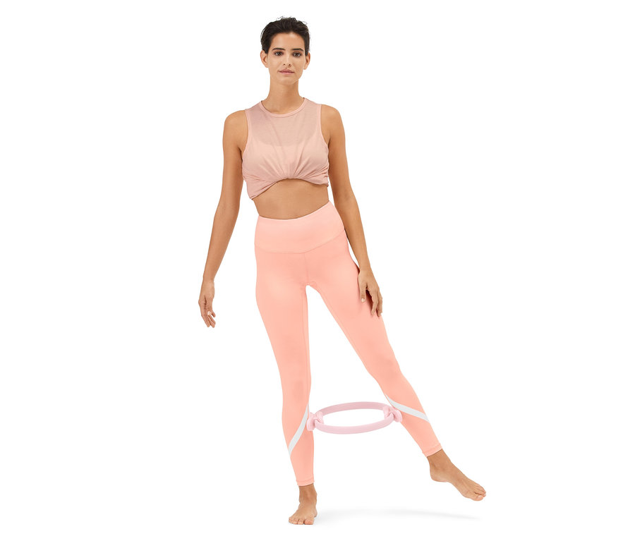 Žena cvičí s obručí na pilates.