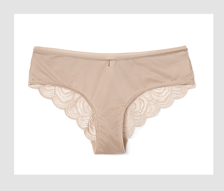 Detailní záběr na béžové brazilské kalhotky s krajkou, 2 ks.