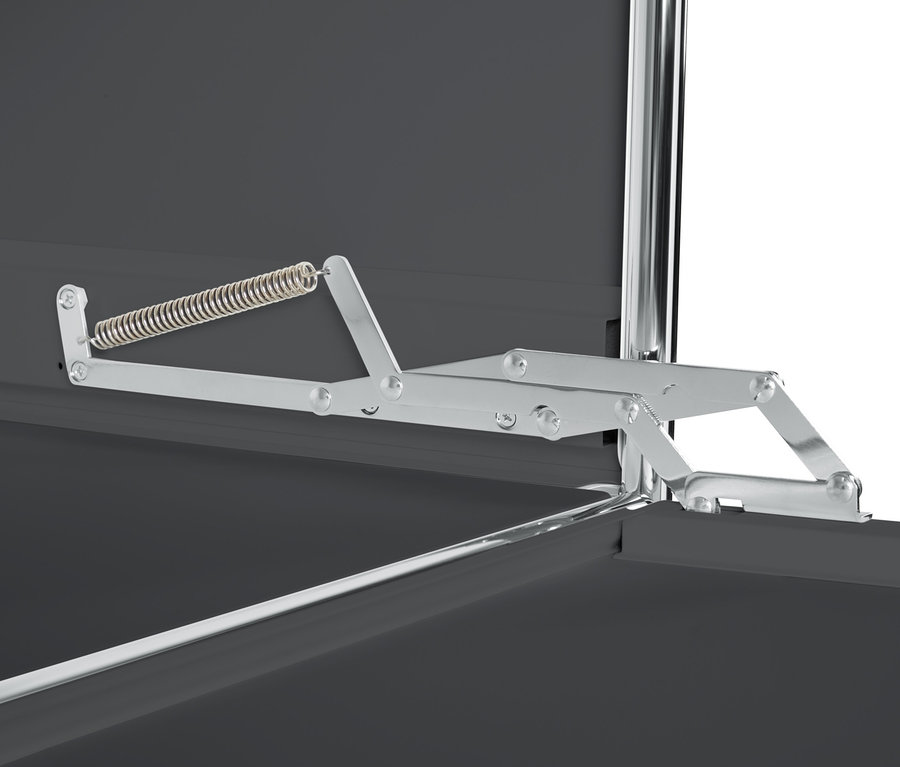 Detail šedé kovové vysoké skříňky CN3 se 4 výklopnými dvířky, s mechanismem otevírání.