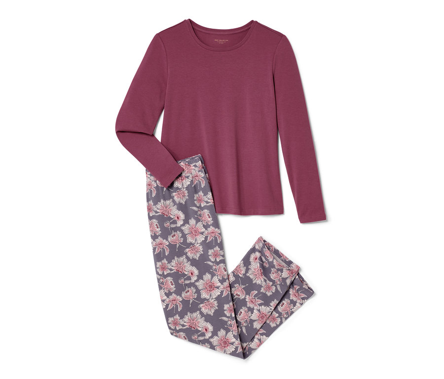 Fialové pyžamo s květinovými kalhotami.