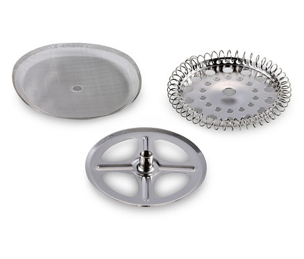 Rozložené části french press konvičky: sítko, spirála a základna.