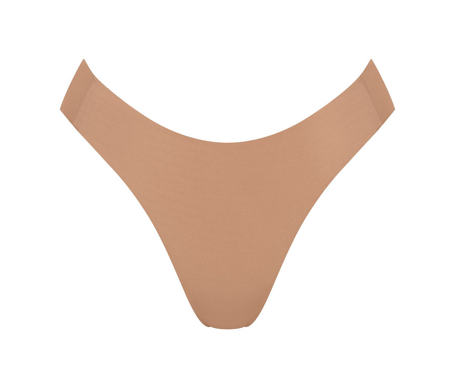 Detailní záběr na hnědé kalhotky sloggi ZERO Feel 2.0 High leg na bílém pozadí.