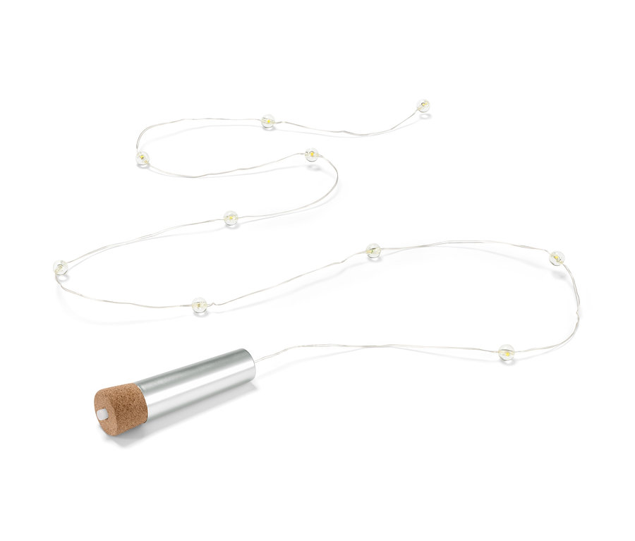 Dekorativní světelný řetěz s korkovou zátkou a malými kulatými světly na tenkém stříbrném drátu.