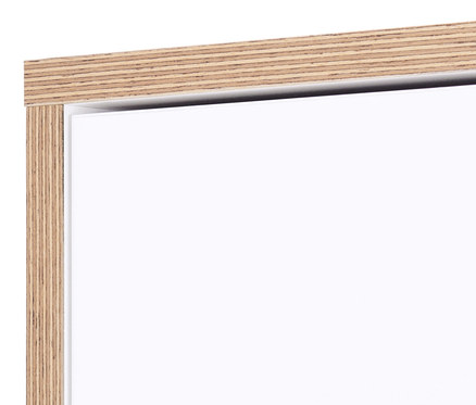 Detail rohu vysoké kancelářské skříně s dýhovanou hranou.