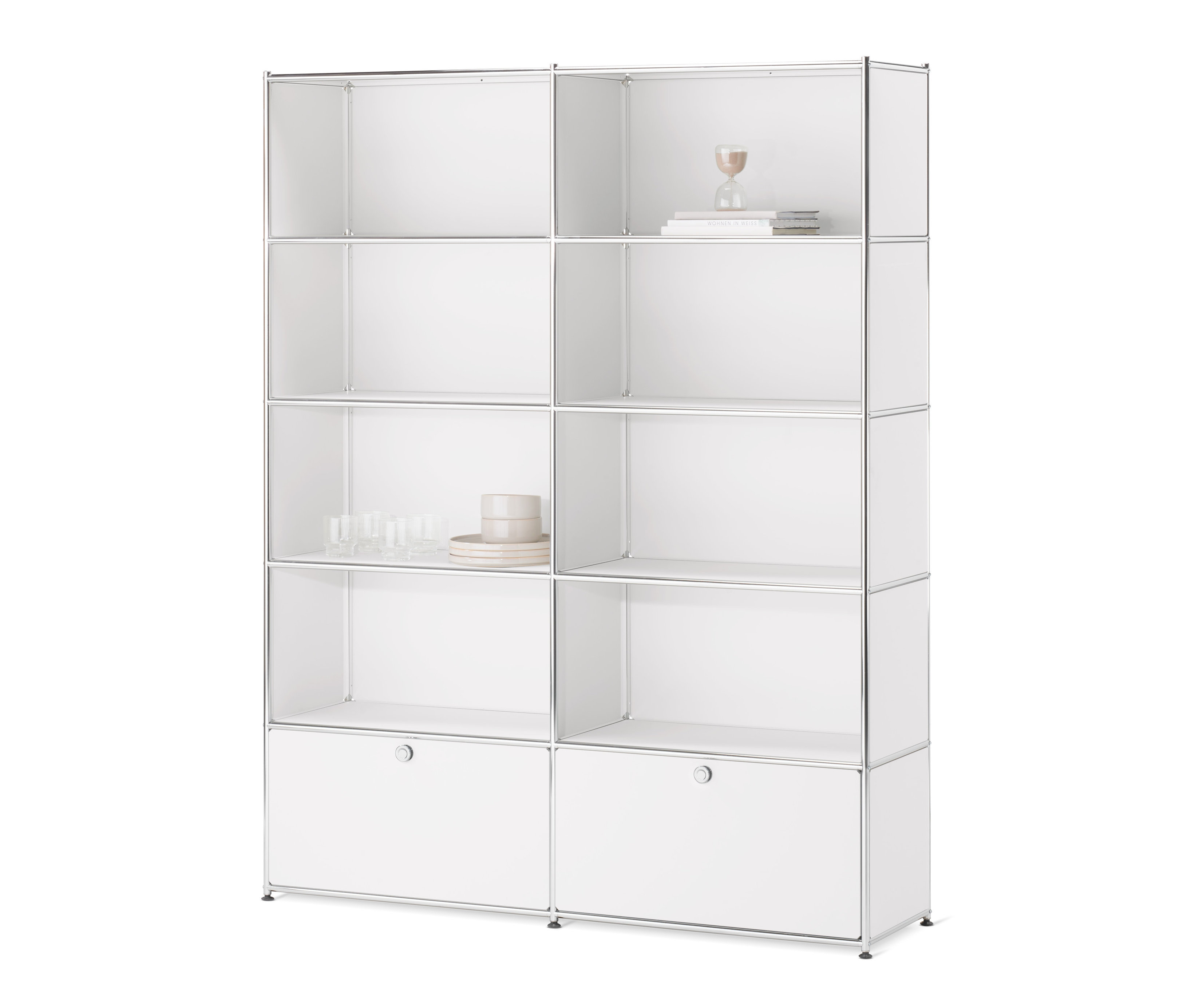 Bílý regál CN3 se 2 výklopnými dvířky. V horních policích jsou dekorace, ve spodní části jsou dvířka.