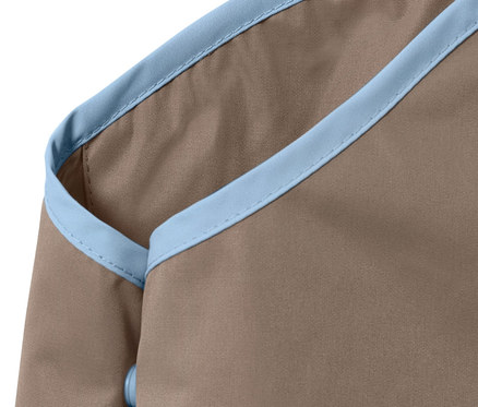 Detail dětských hnědých kalhot do deště s modrým lemem.