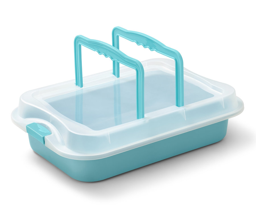 Modrý plech na pečení s víkem a držadly.