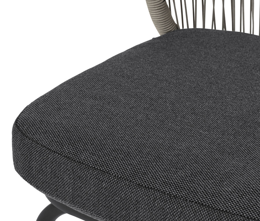 Detail šedé židle s textilním výpletem.