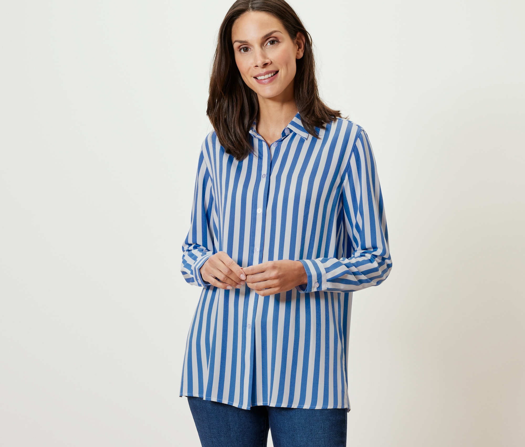 Žena má na sobě proužkovanou halenku.