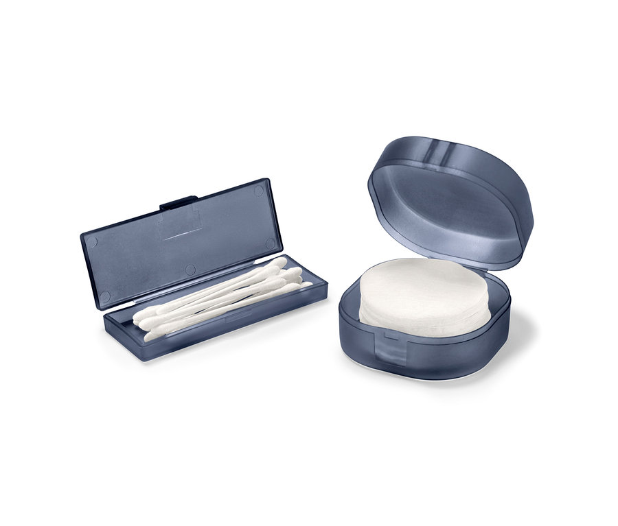 Sada úložných boxů: otevřený modrý box s vatovými tyčinkami a otevřený modrý kulatý box s vatovými tampony.