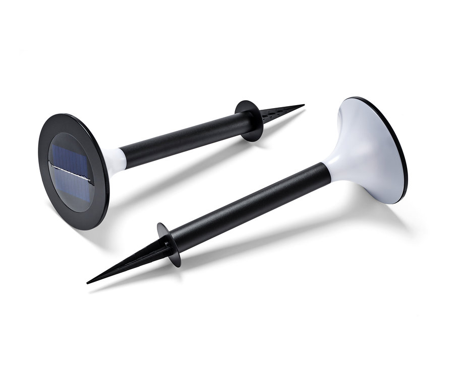 Dvě zahradní solární svítidla.